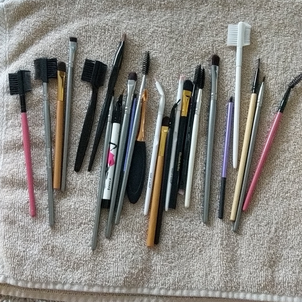 Assortment of Makeup Brushes (25pcs)